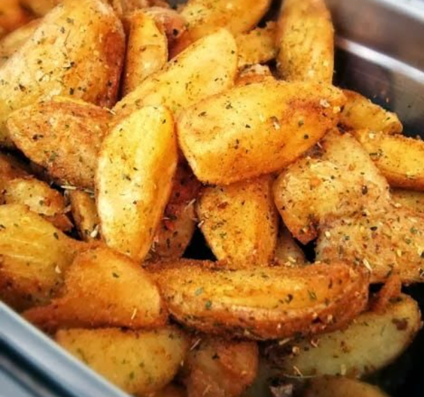 Coleção de Guarnições

Complete sua refeição com as guarnições especiais do Rokka’s!
Perfeitas para acompanhar carnes, aves e pratos principais, nossas opções trazem o sabor caseiro e o toque brasileiro que todo mundo ama.
De batatas rústicas crocantes a legumes assados, farofas e arroz especial, cada receita é preparada com ingredientes frescos e muito carinho — ideal para compartilhar em momentos especiais, como o Thanksgiving, Natal e outras comemorações em família.